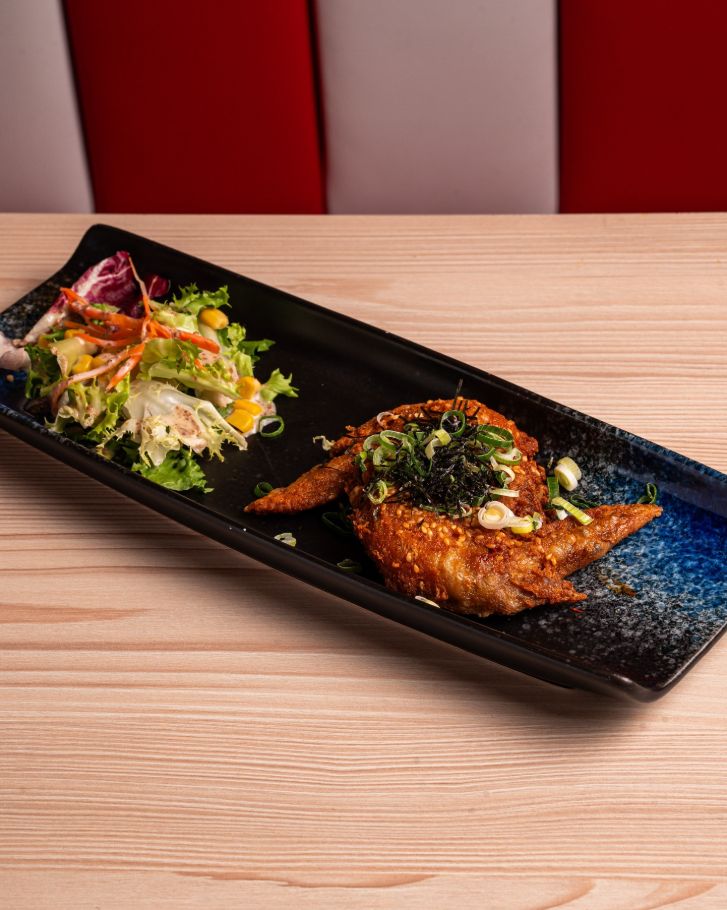 Alitas de pollo fritas con cebollino, sésamo y alga nori, con ensalada