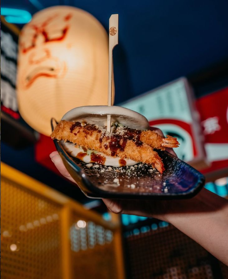 Bao de langostino crujiente sujeto sobre un farol japonés