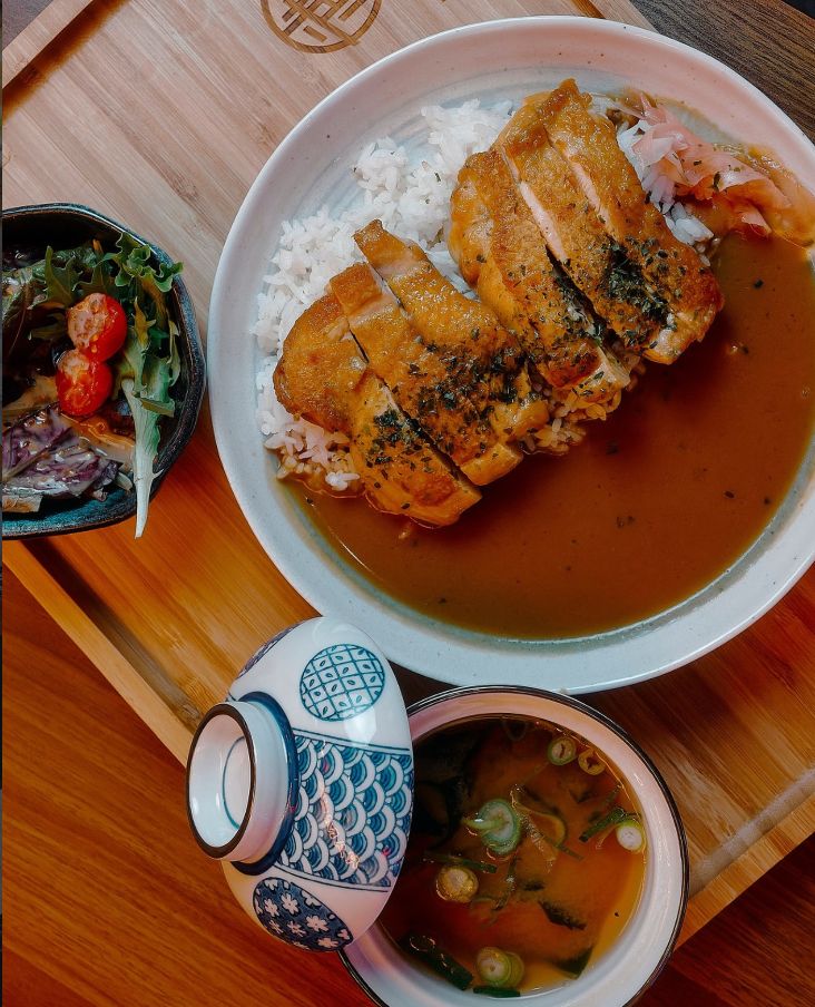 Bandeja de curry con katsu, arroz, ensalada y sopa de miso