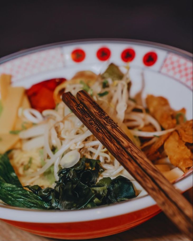 Ramen visto desde arriba, con wakame, brotes de soja y palillos